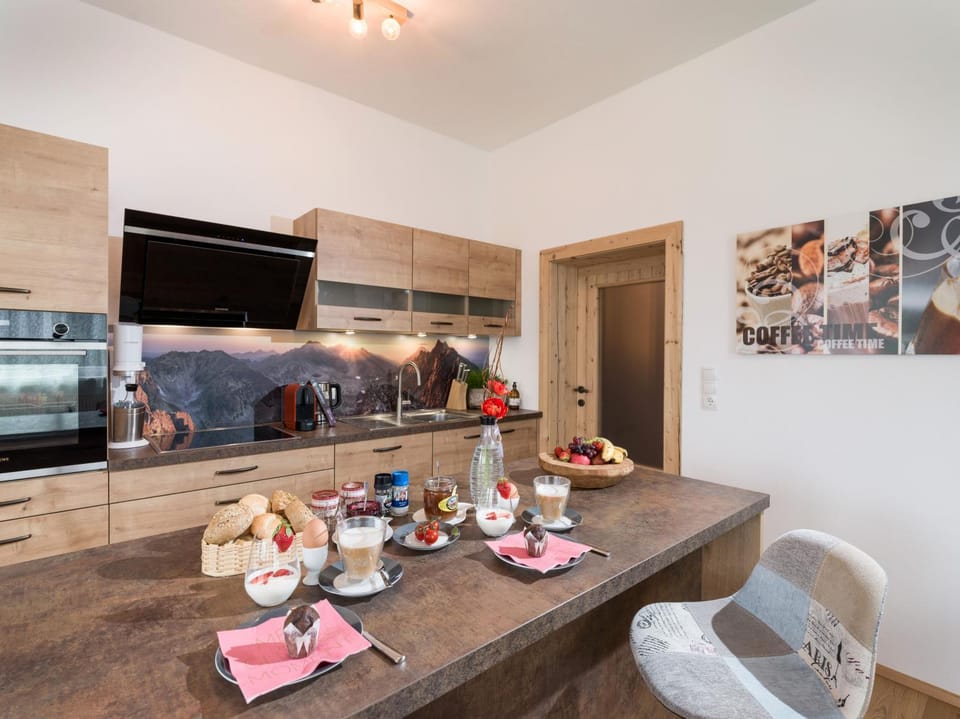 Kitchen or kitchenette, Food and drinks, Dining area, kitchen