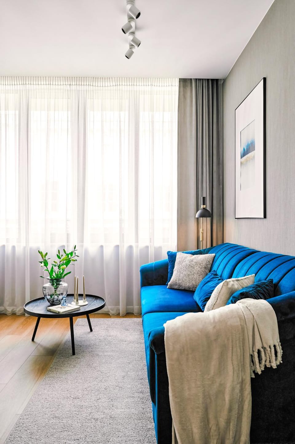 Bed, Living room, Seating area, air conditioner