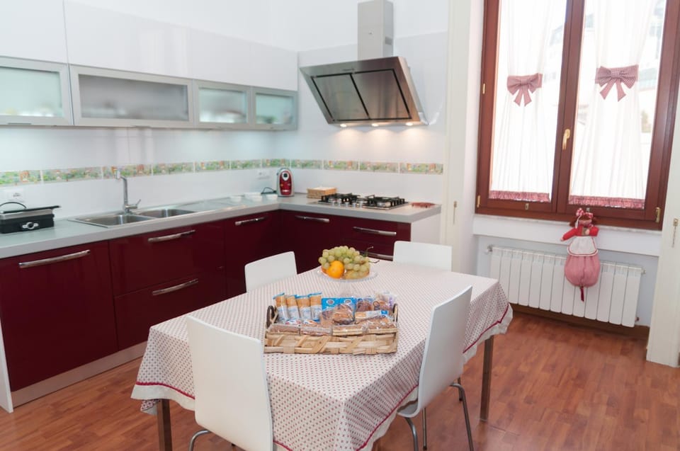 Kitchen or kitchenette, Dining area, Italian breakfast