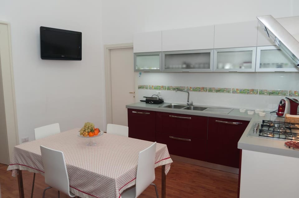 Kitchen or kitchenette, Dining area