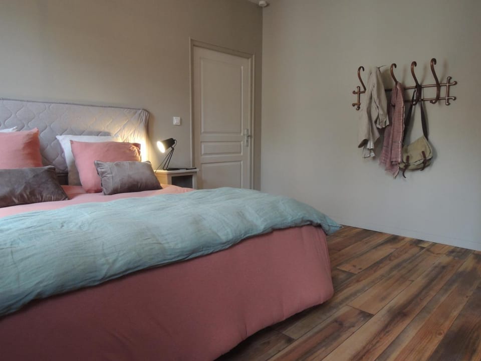 Bed, Photo of the whole room, Pets