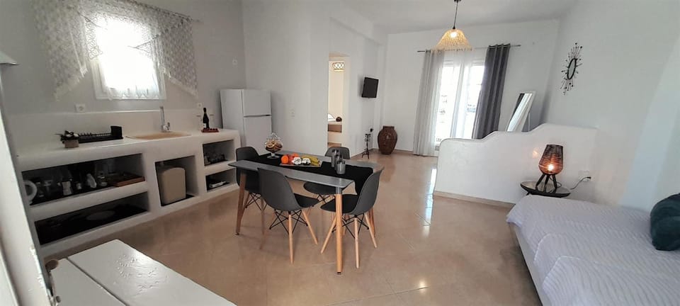 Kitchen or kitchenette, Living room, Dining area