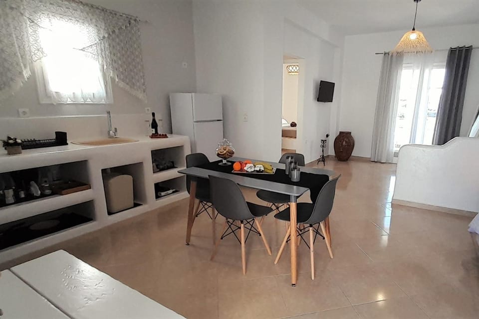 Kitchen or kitchenette, Seating area, Dining area