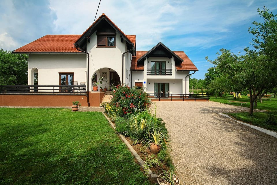 Facade/entrance, Coffee/tea facilities, Garden view