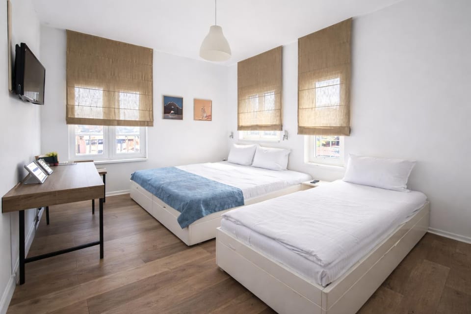 Bed, TV and multimedia, Bedroom, towels