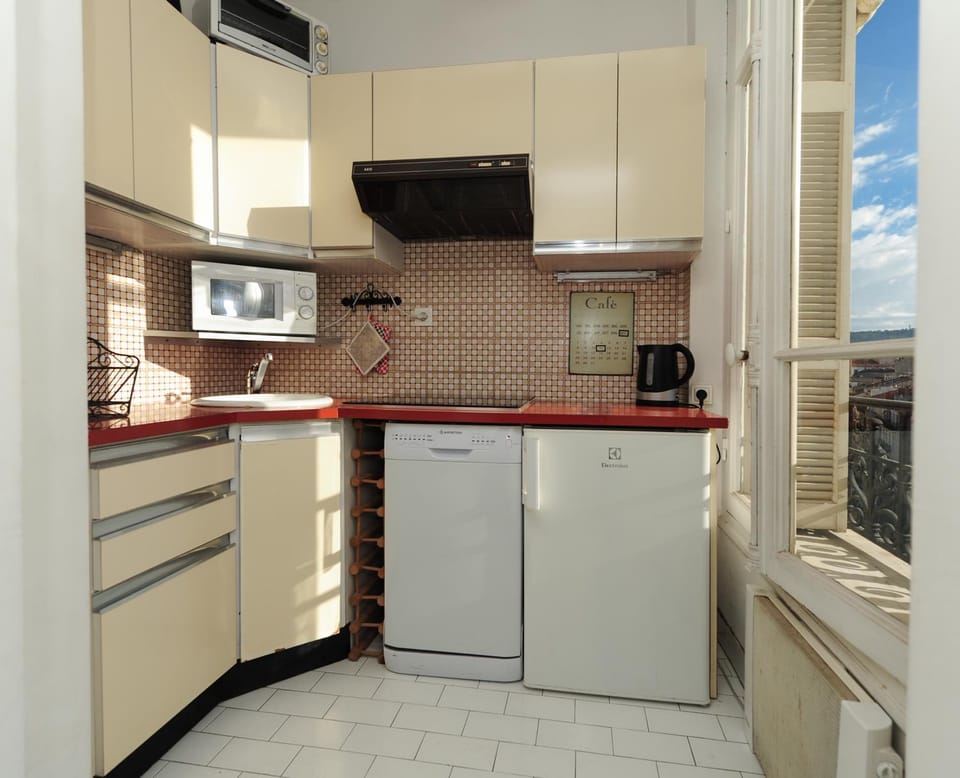 Kitchen or kitchenette