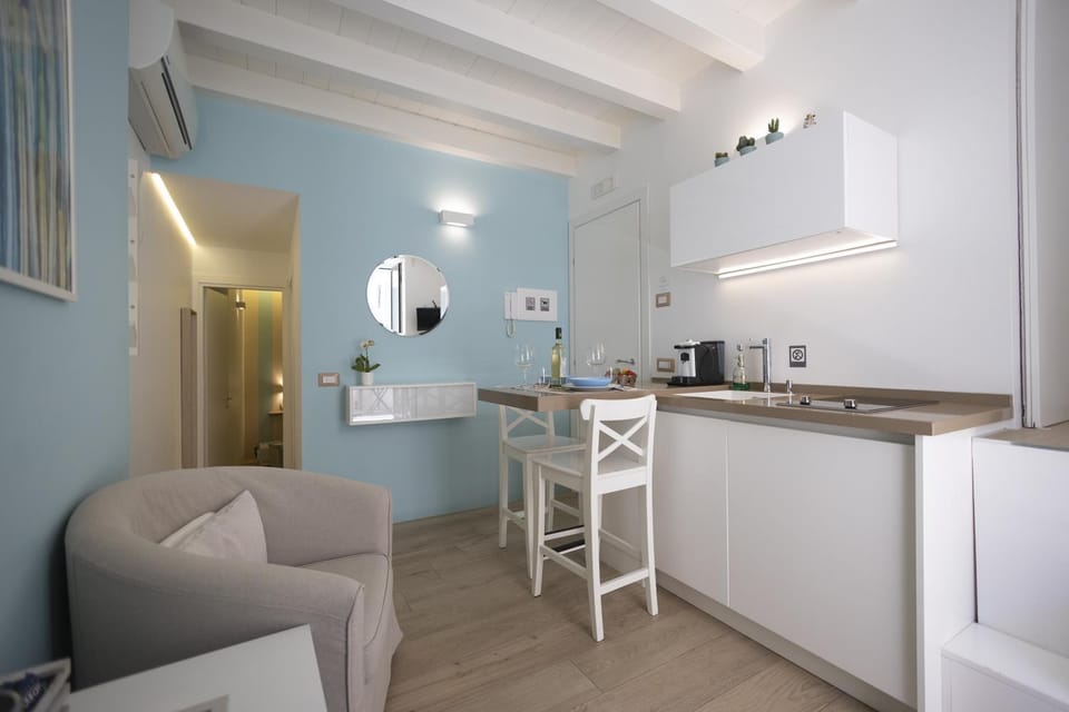 Coffee/tea facilities, Kitchen or kitchenette, Living room, Seating area, Dining area, minibar, pet friendly, stove, toaster