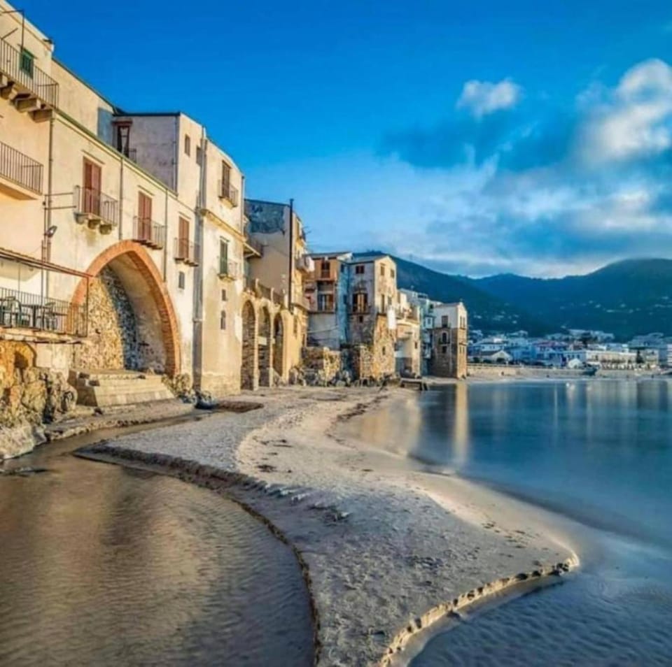 Property building, Nearby landmark, Day, Natural landscape, Beach, City view, Mountain view, Sea view