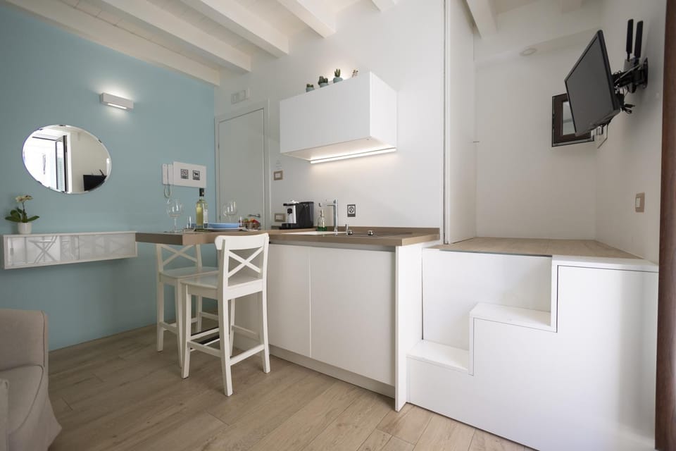 Kitchen or kitchenette, Dining area, minibar, toaster