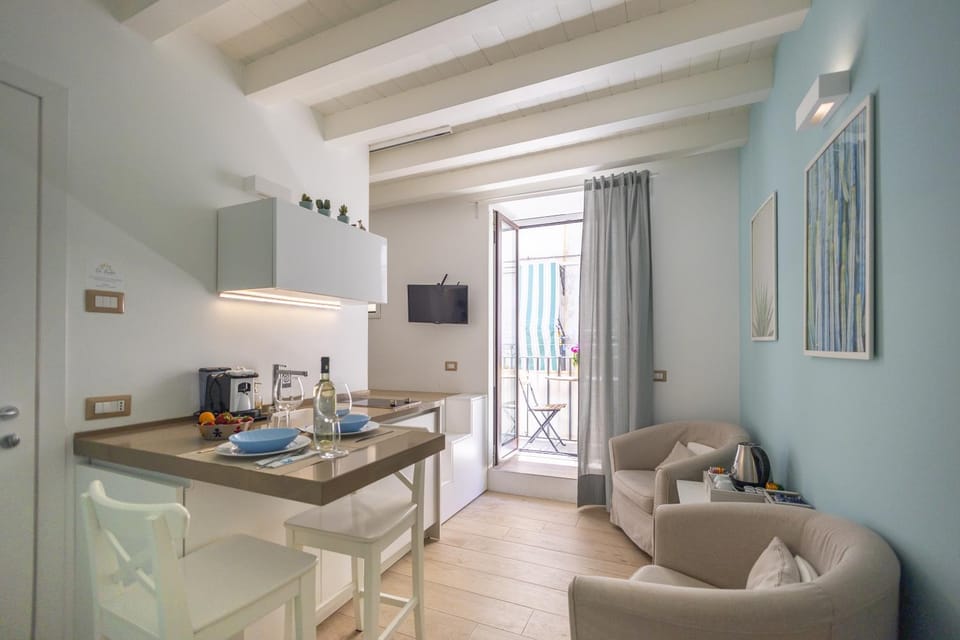 TV and multimedia, Kitchen or kitchenette, Living room, Seating area, Dining area