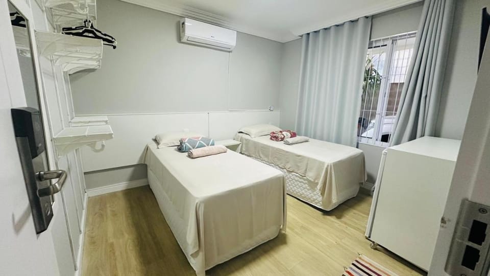 Bed, Photo of the whole room, air conditioner