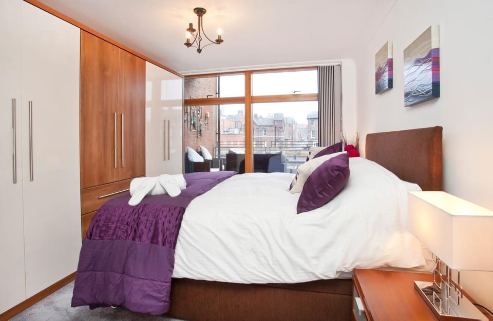 Bedroom, City view, River view