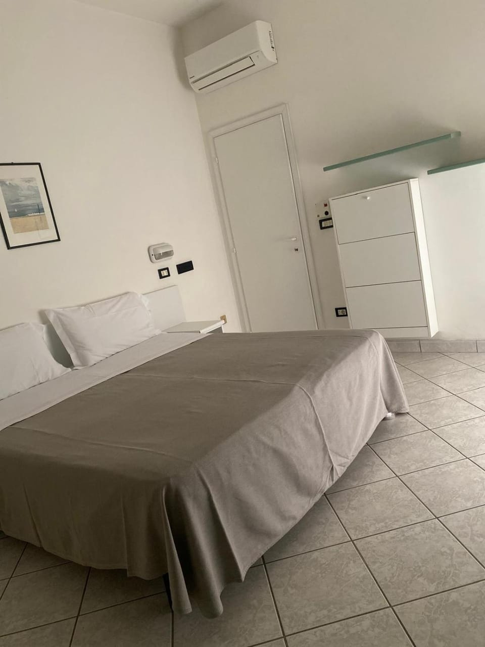 Bed, Photo of the whole room, Bedroom, air conditioner