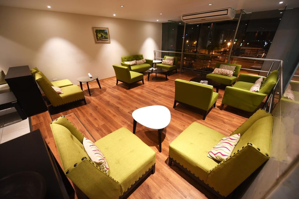 Lounge or bar, City view, Buffet breakfast, Alcoholic drinks, Non alcoholic drinks