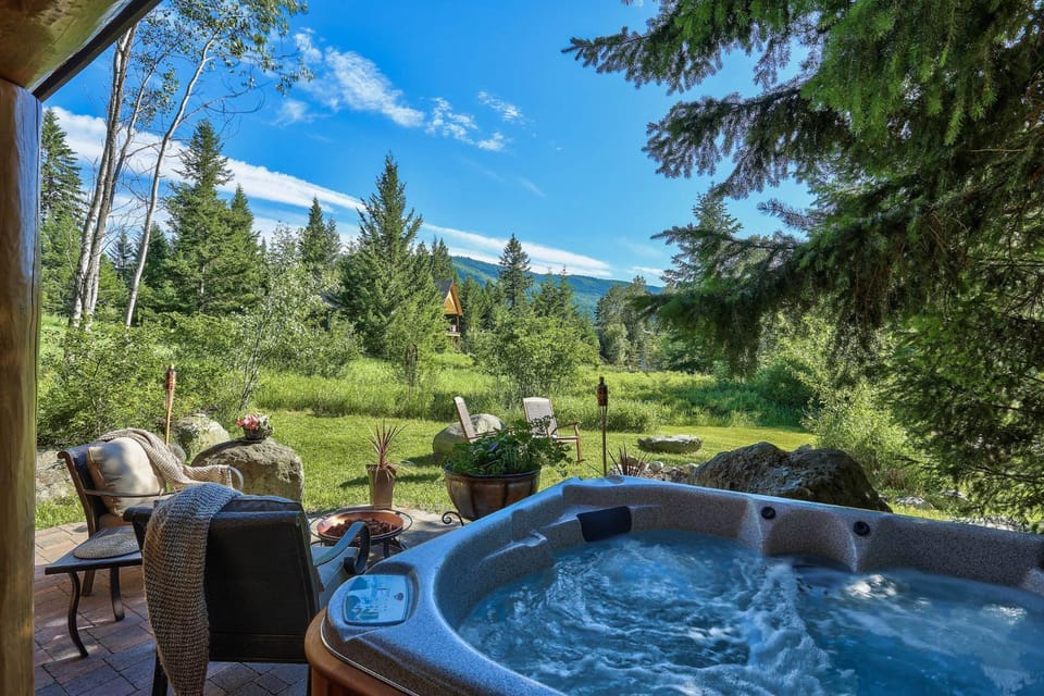 Patio, Hot Tub, Sauna, Mountain view
