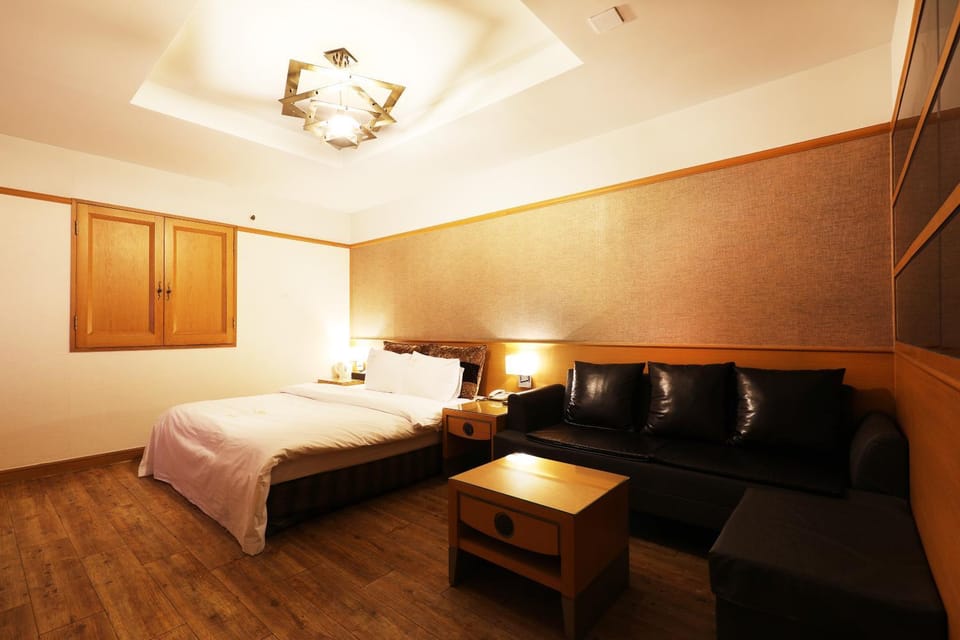 Toilet, Bed, Photo of the whole room, Bedroom