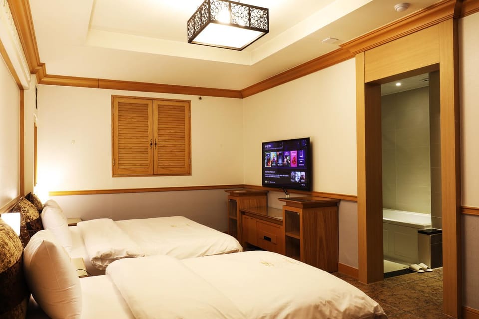 Photo of the whole room, Bedroom