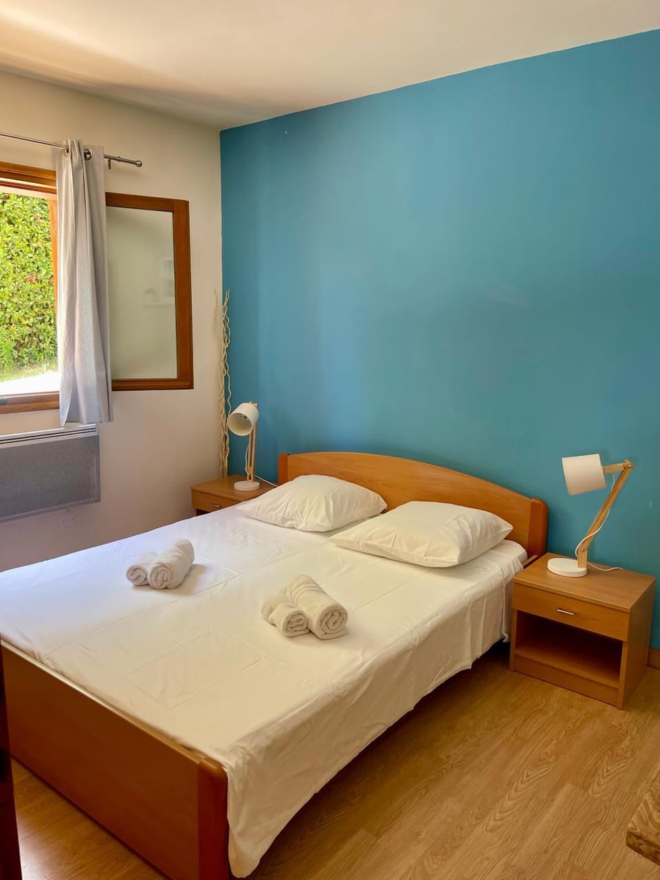 Bed, Bedroom, towels