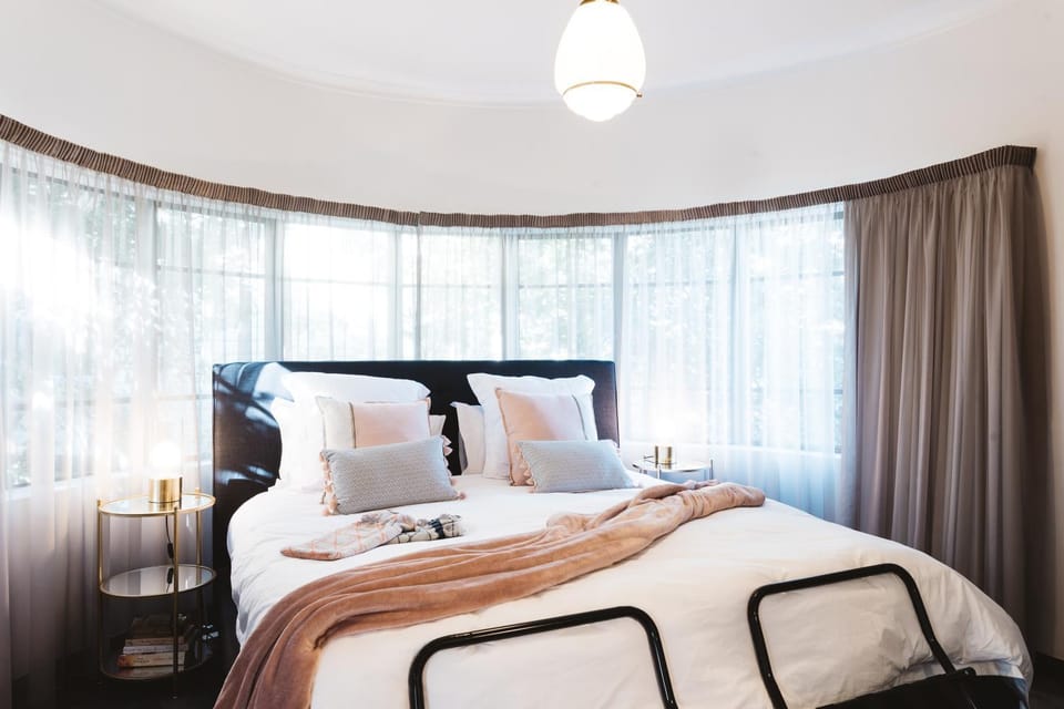Bed, Photo of the whole room, Decorative detail, Garden view