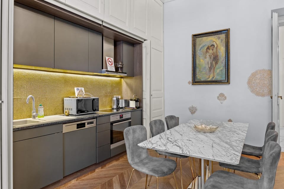 Coffee/tea facilities, Kitchen or kitchenette, Dining area, oven, stove, toaster