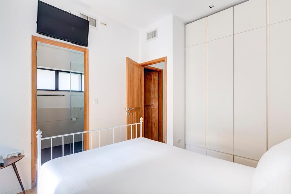 Bed, TV and multimedia, Bedroom, wardrobe