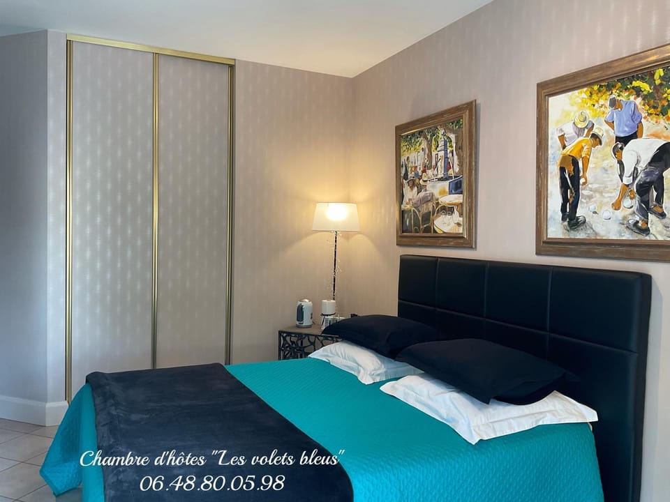 CHAMBRE D'HOTES "Les Volets Bleus" à ROYAN - VAUX SUR MER - plage Bed and Breakfast in Vaux-sur-Mer
