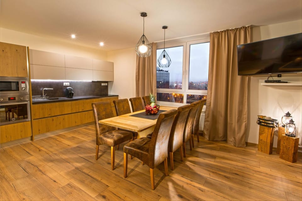 Kitchen or kitchenette, Dining area