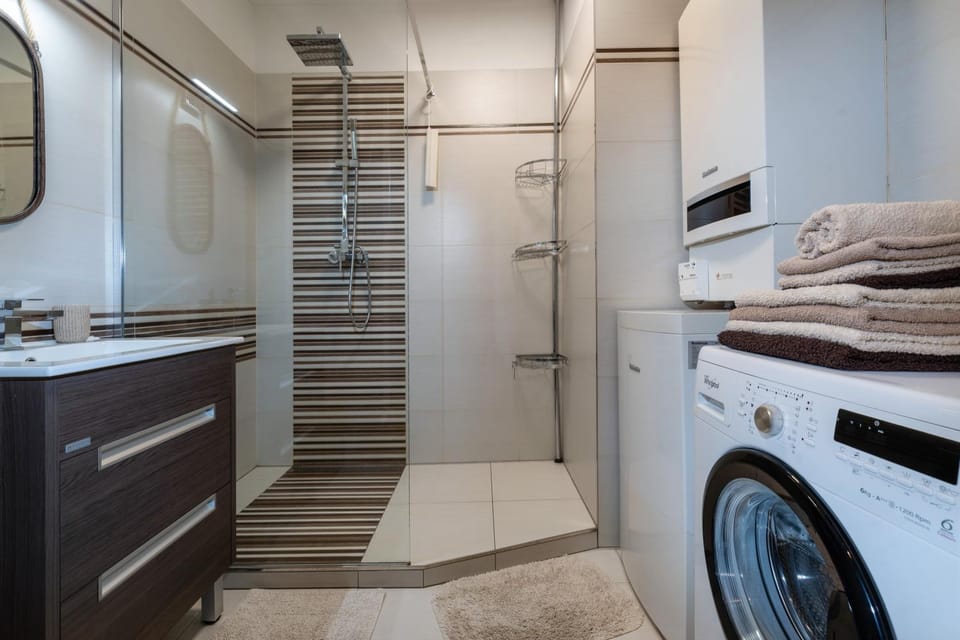 Bathroom, washing machine