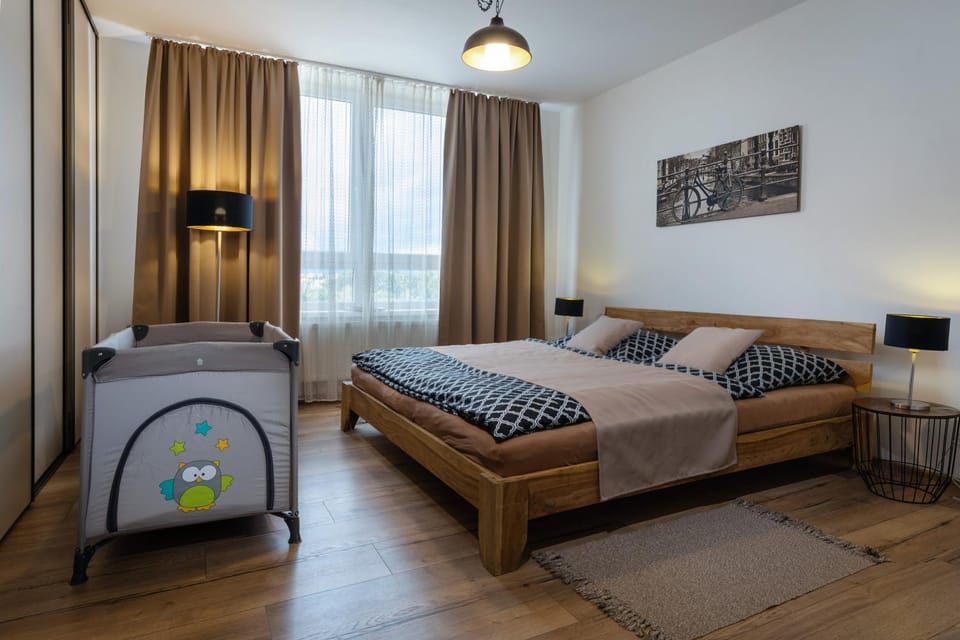 Bedroom, cot