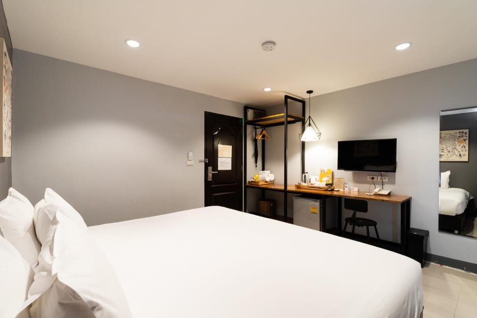 Bed, TV and multimedia, Photo of the whole room, Bedroom