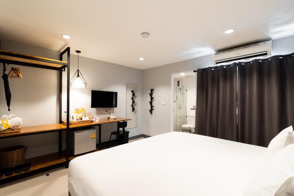 Bed, TV and multimedia, Photo of the whole room, Bedroom, hair dresser, air conditioner