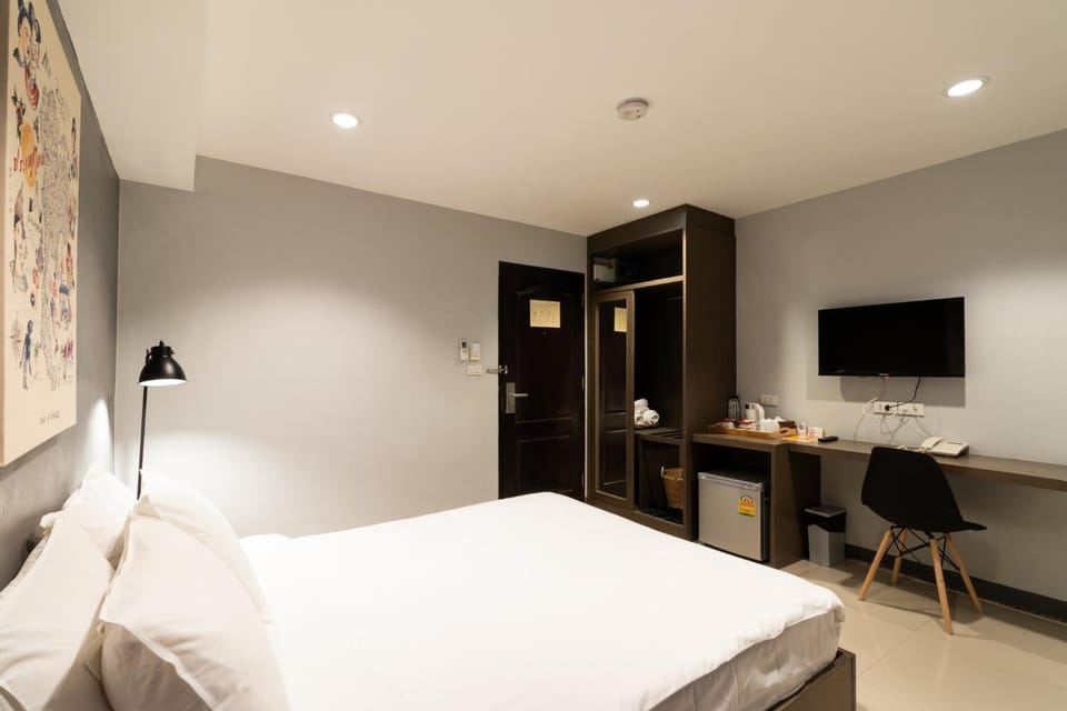 Bed, Photo of the whole room, Bedroom, hair dresser, wardrobe