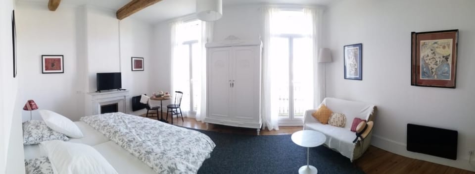Shower, TV and multimedia, Coffee/tea facilities, Seating area, Dining area, Bedroom
