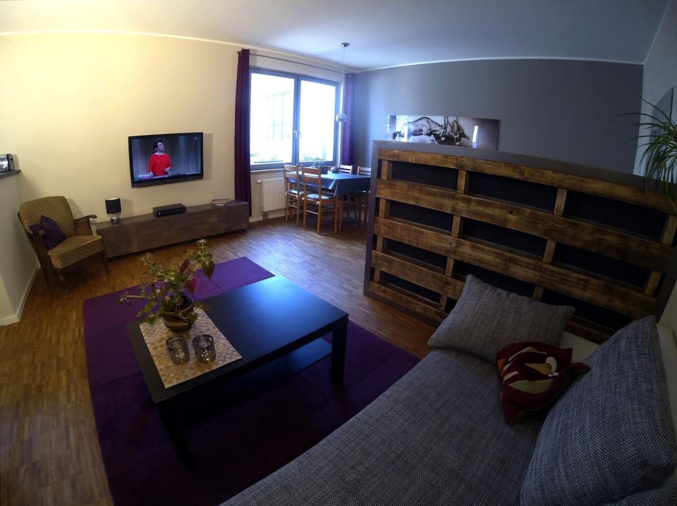 Day, TV and multimedia, Living room, Photo of the whole room, Seating area, On site