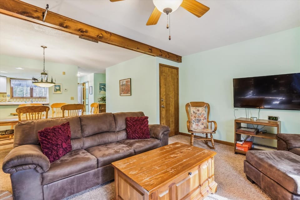TV and multimedia, Living room, Seating area, Dining area, fireplace