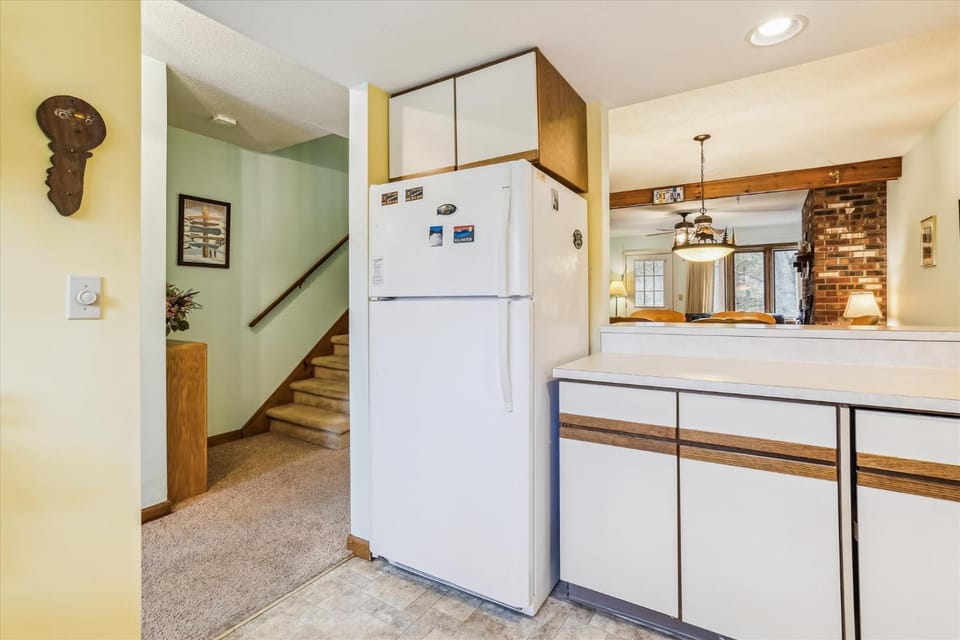 Kitchen or kitchenette, minibar