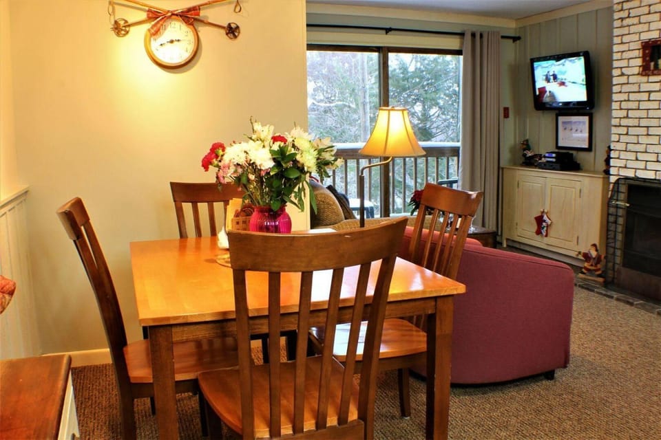 Whiffletree Condo Unit E4 House in Mendon