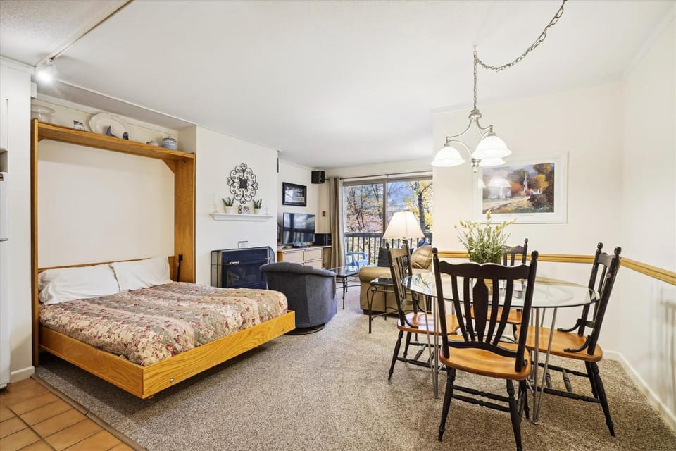 Whiffletree Condo Unit F5 House in Mendon