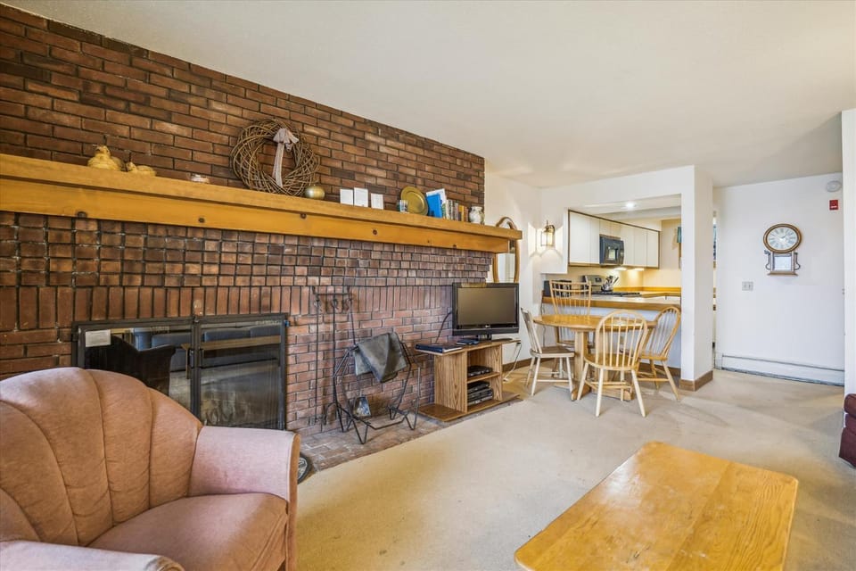 Ski on ski off, beautiful views, 2 bedroom condo with access to indoor pool, Sunrise C5 House in Mendon