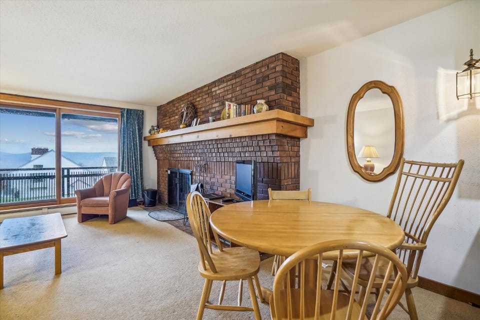 Ski on ski off, beautiful views, 2 bedroom condo with access to indoor pool, Sunrise C5 House in Mendon