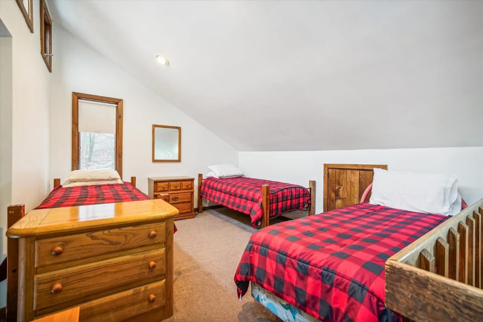 Three bedroom with Beautiful View & Short Walk to the Home Stretch Trail! Frosty House in Killington