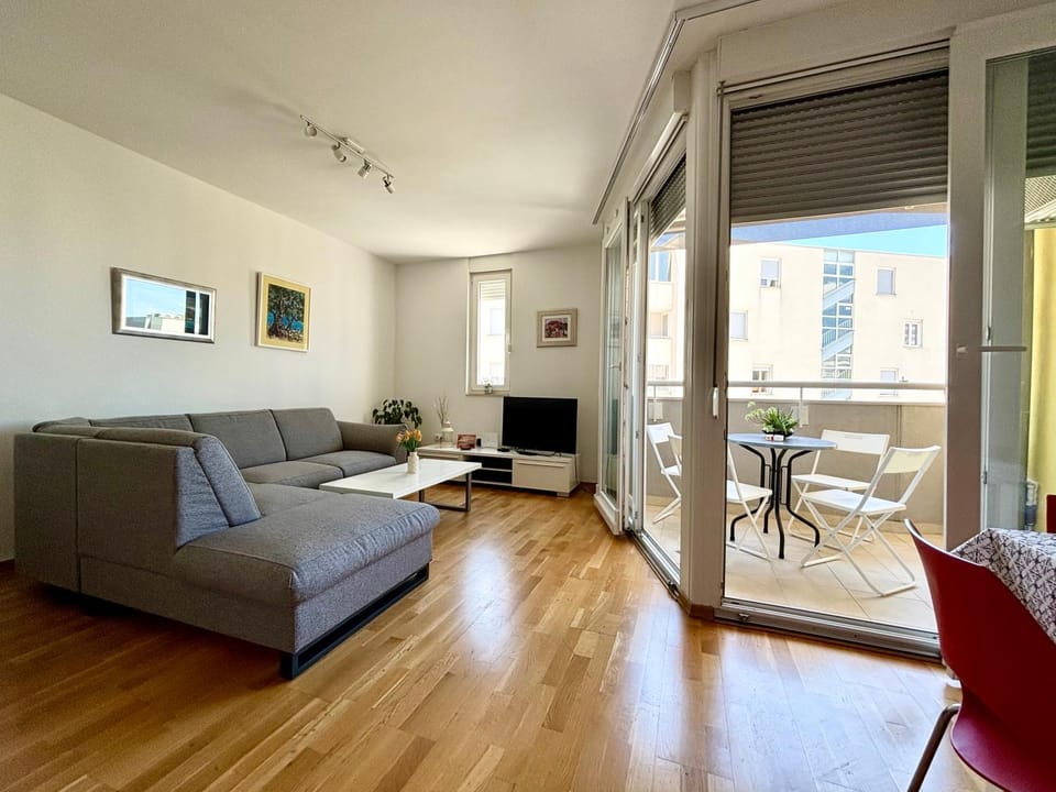 Communal lounge/ TV room, TV and multimedia, Living room, Seating area