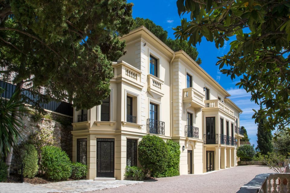Property building, Facade/entrance, Day