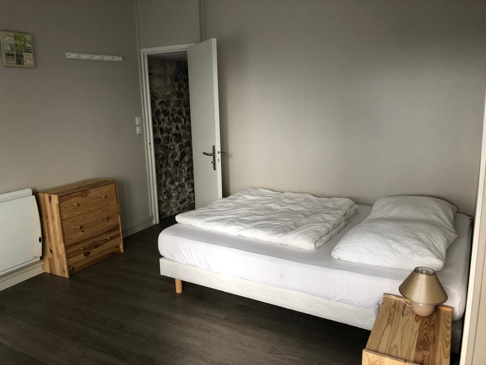 Bed, Living room, Bedroom
