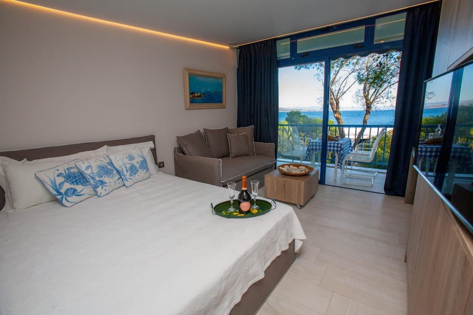 TV and multimedia, Balcony/Terrace, Seating area, Bedroom