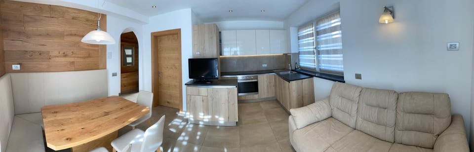 TV and multimedia, Balcony/Terrace, Living room, Dining area, Family