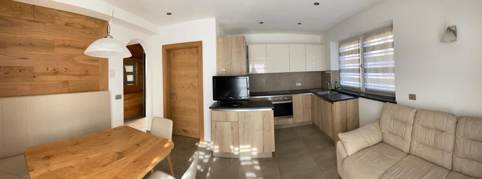 TV and multimedia, Kitchen or kitchenette, Living room, Seating area, Dining area