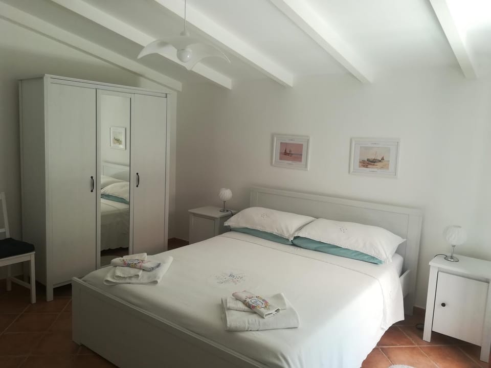 Photo of the whole room, Bedroom