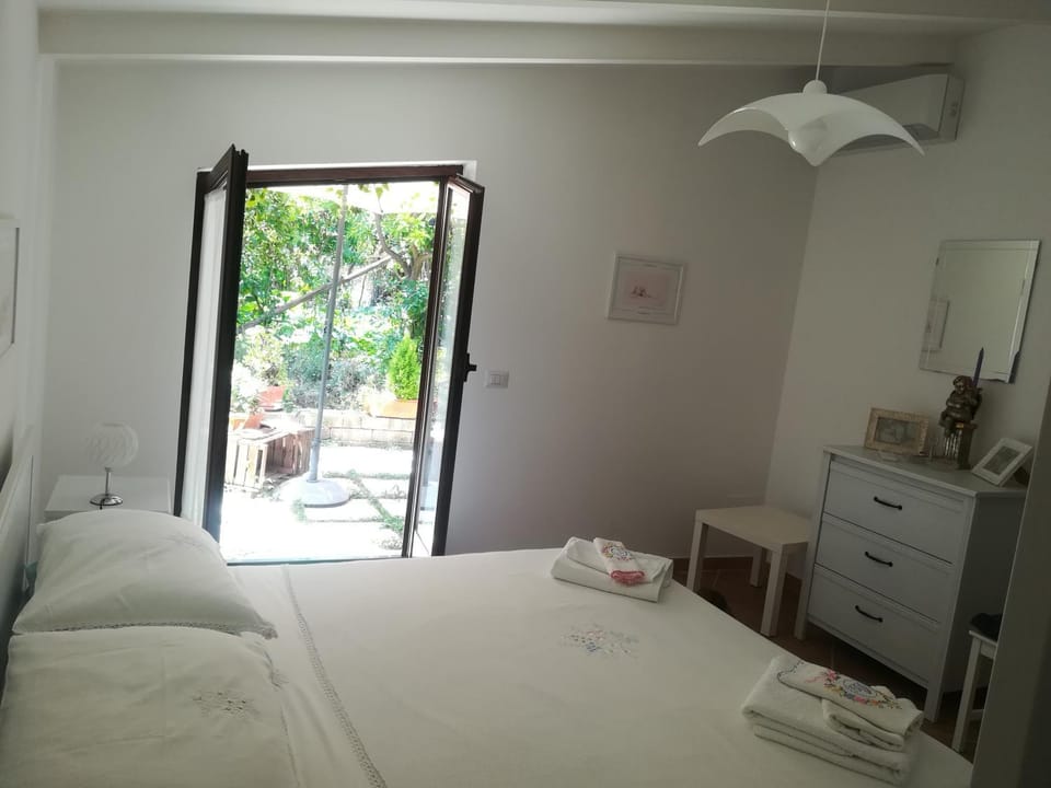 Bedroom, Garden view