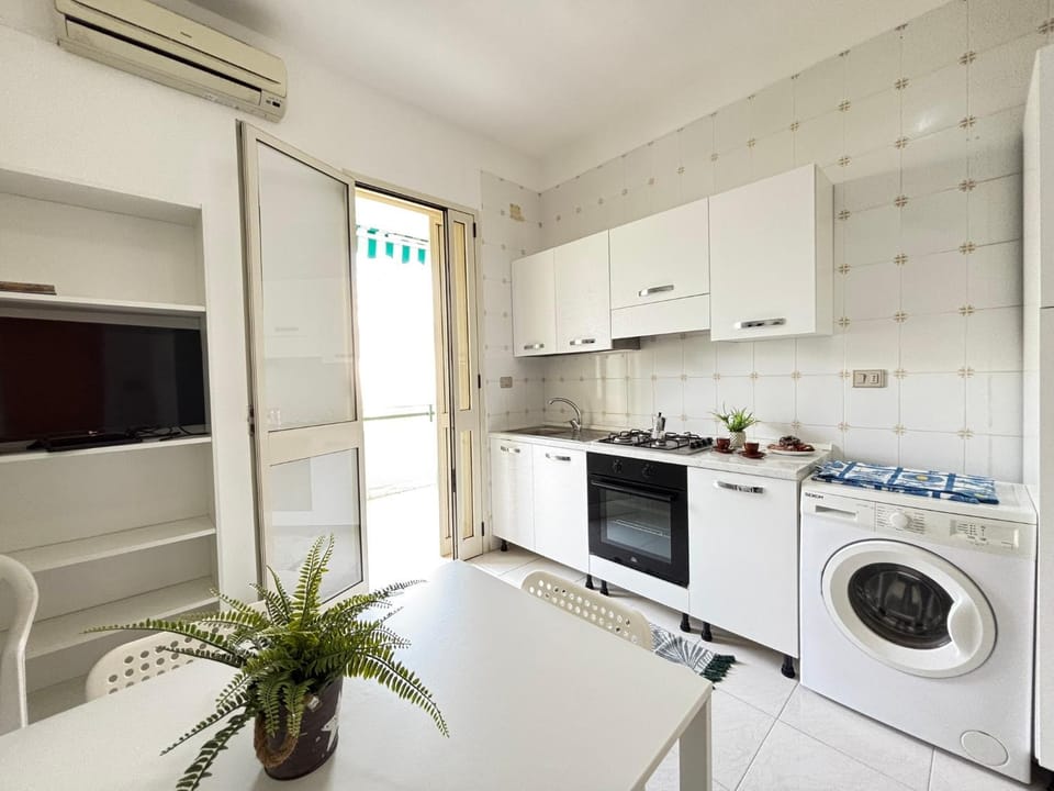Kitchen or kitchenette, oven, pet friendly, stove, washing machine